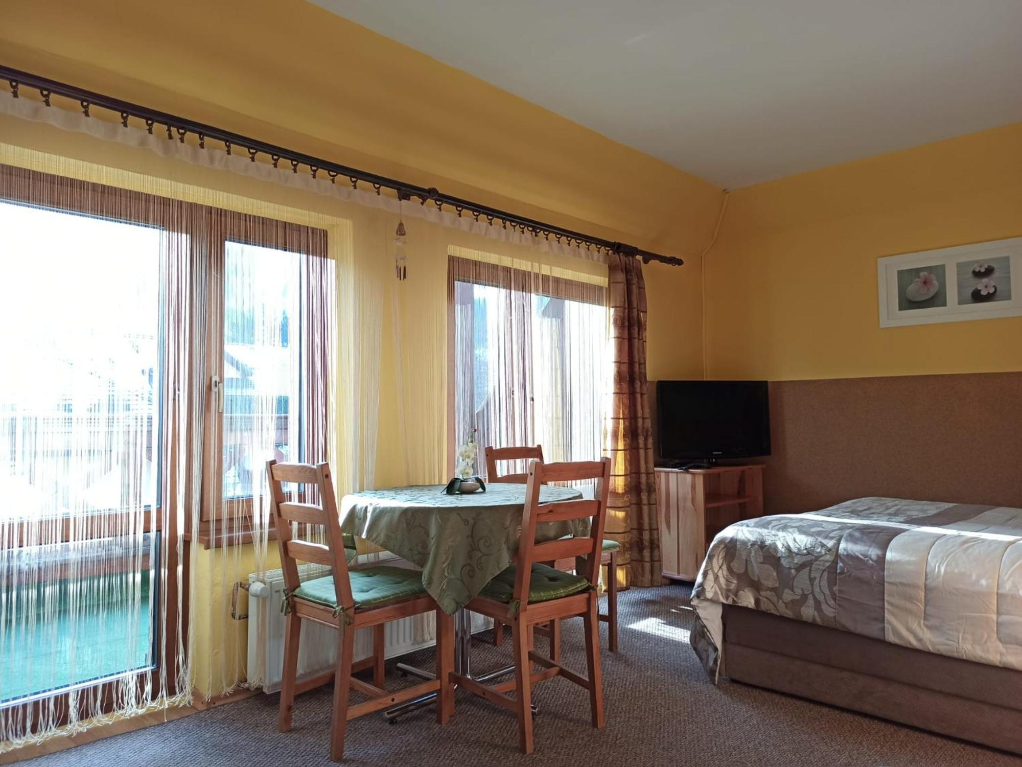 Olimp Pokoje I Apartamenty Щирк Экстерьер фото